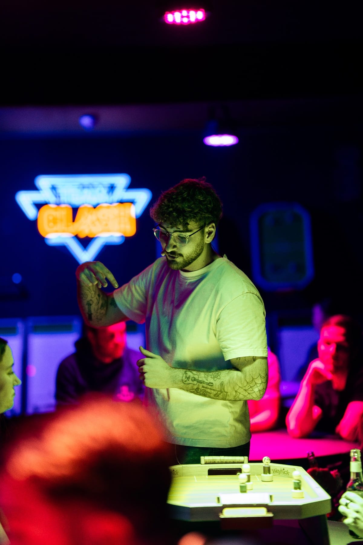 Sascha moderiert live bei Team Clash Hamburg — Gameshow-Atmosphäre mit Neonbeleuchtung